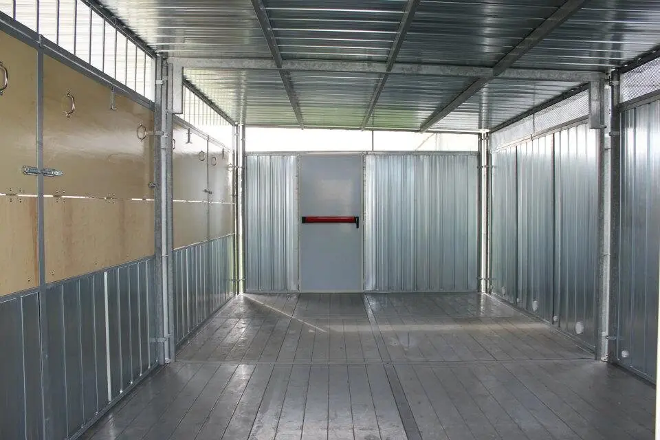 Interno di box cucina modulare