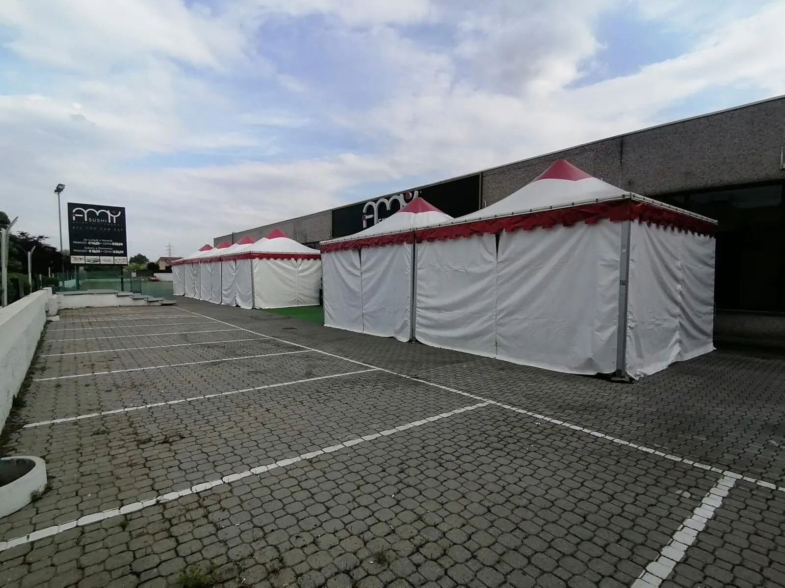 Gazebo bianco in area esterna