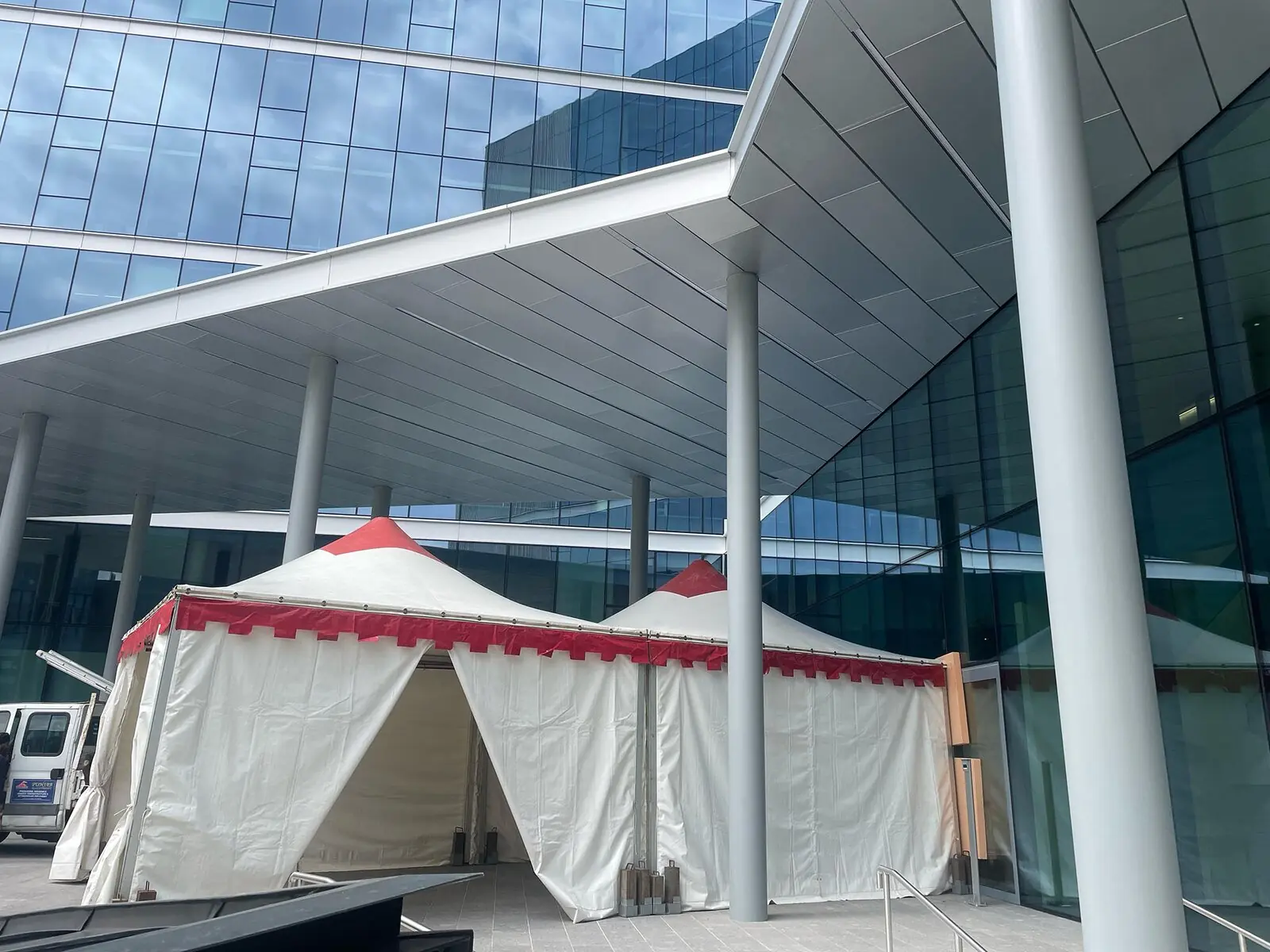 Gazebo allestito davanti a edificio moderno