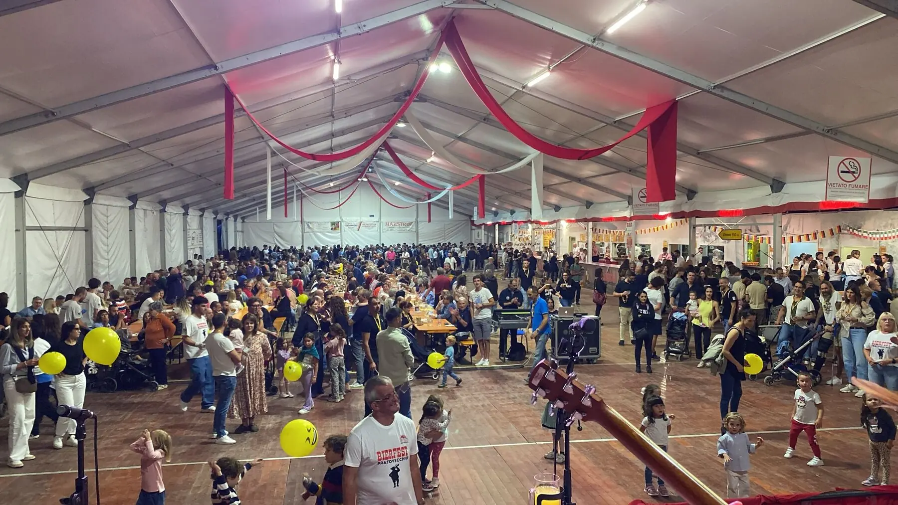 Tendostruttura illuminata per evento serale