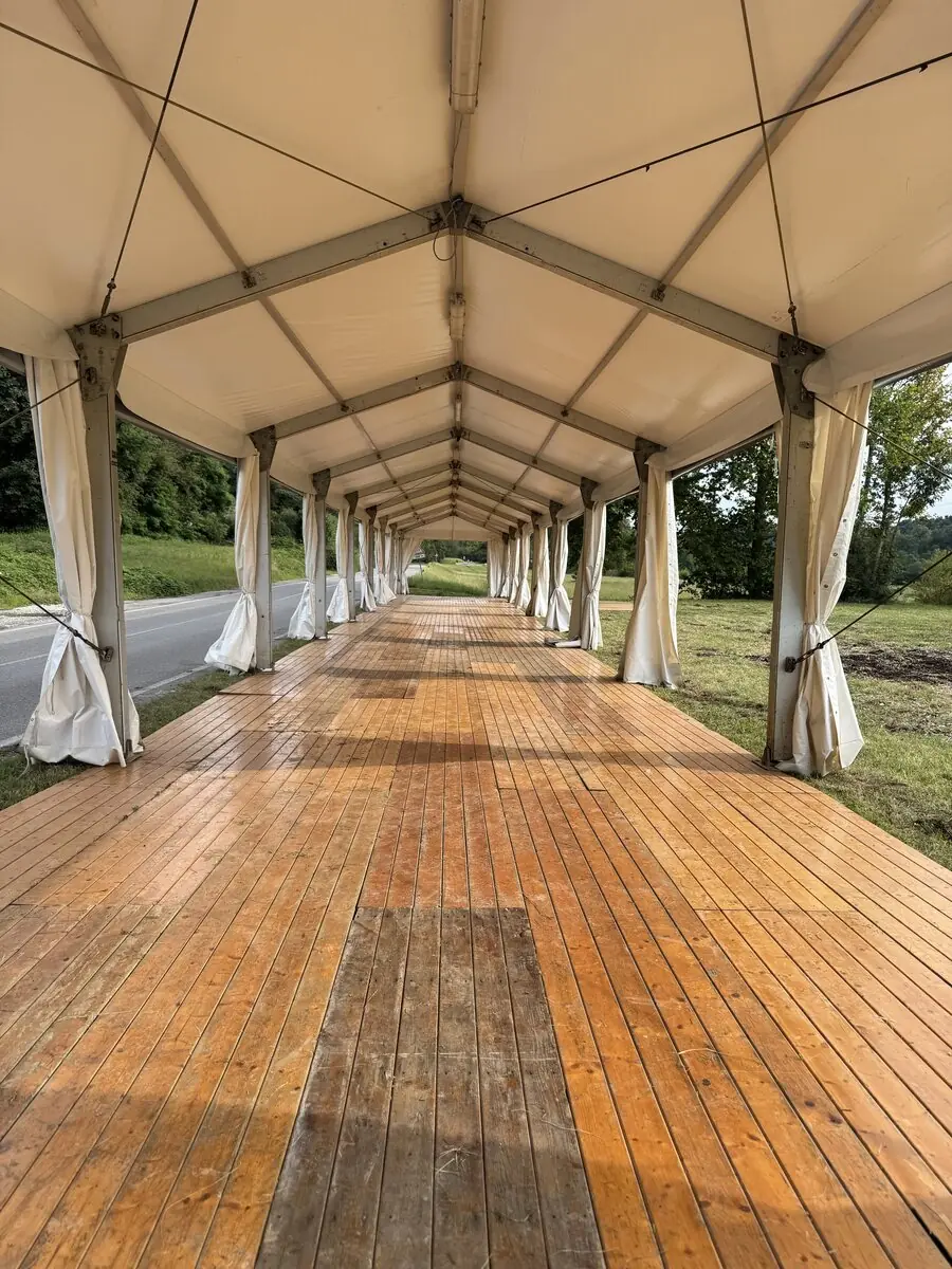 Pavimentazione in legno sotto tendostruttura