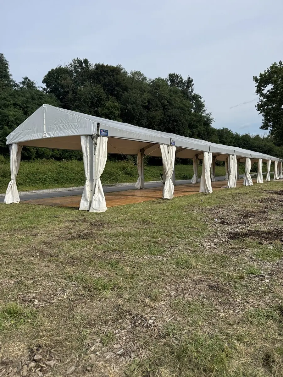 Interno con pedana in legno e copertura