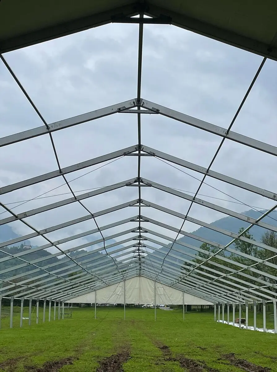 Telaio di tendostruttura in fase di allestimento
