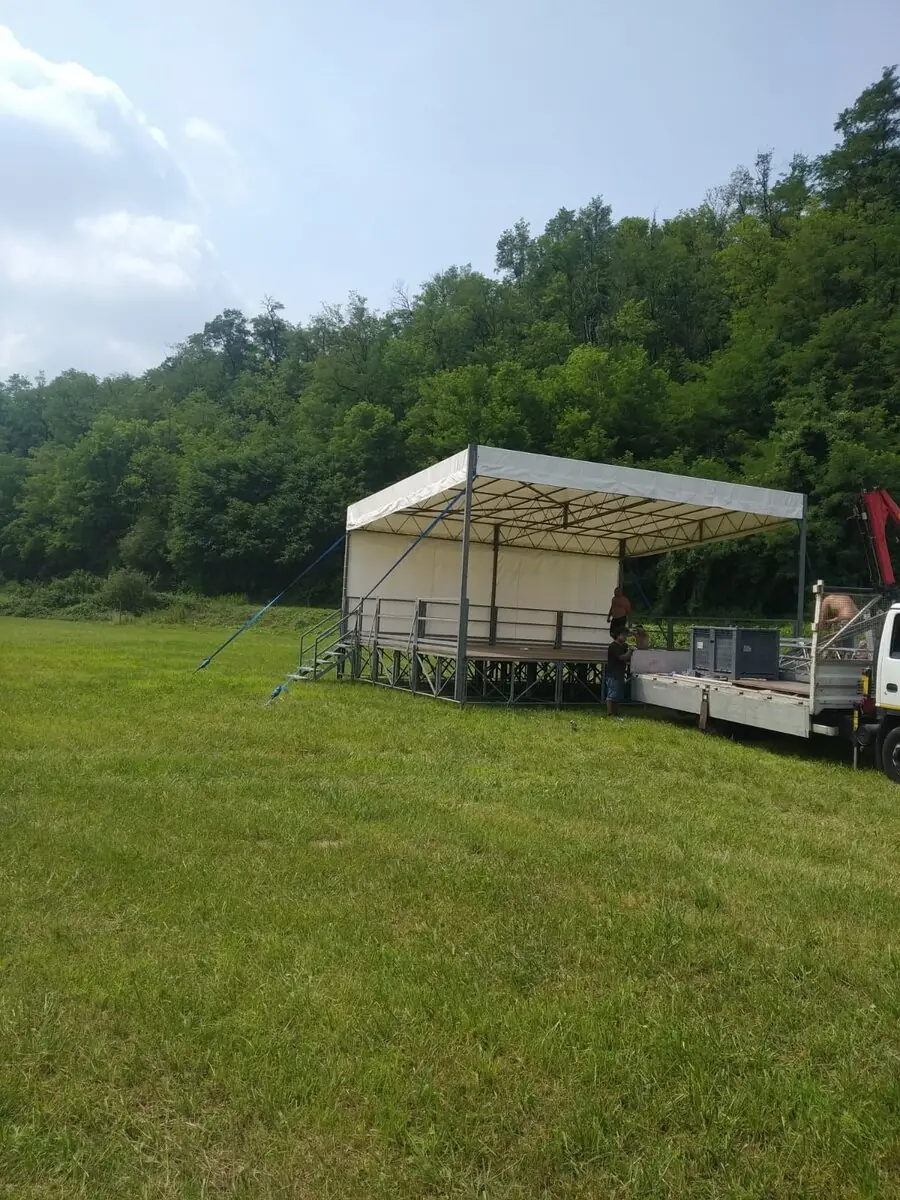 Palco coperto in area verde