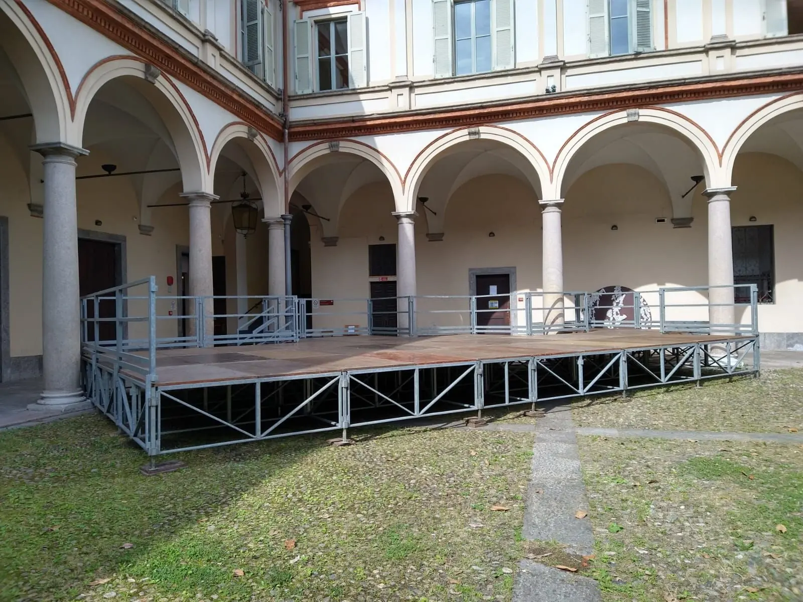 Palco in cortile storico